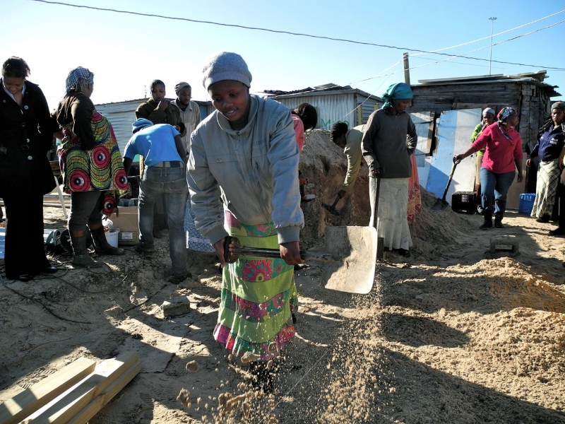 Community members at work in Mtshini Wam re-blocking
